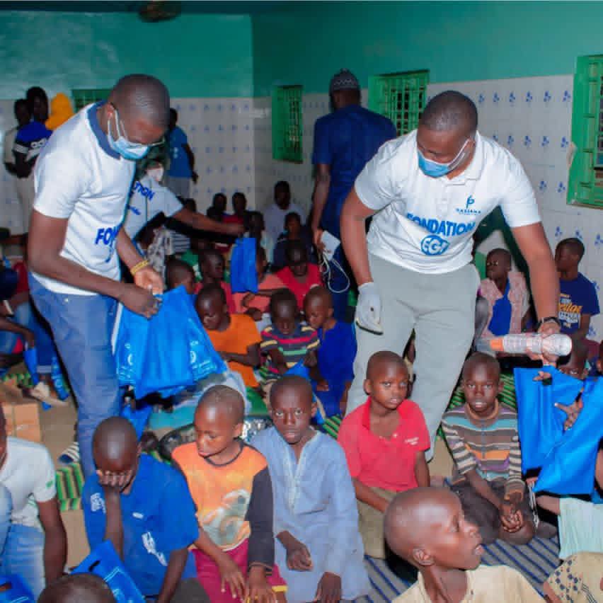 Action sociale de la Fondation EGF - Distribution aux enfants
